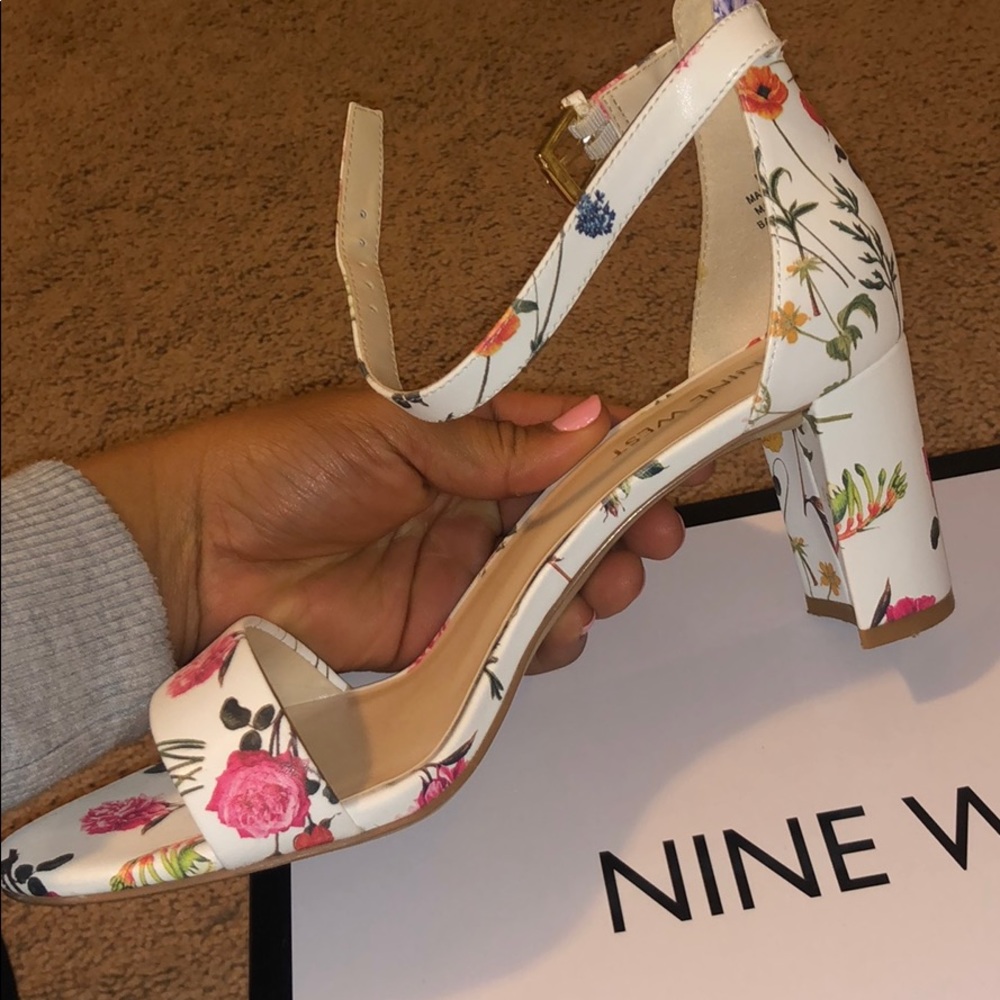 WHITE NINE WEST FLOWER HEELS! - Picture 2 of 4
